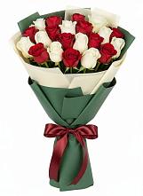Букет Микс из красных и белых роз в Эндирее
