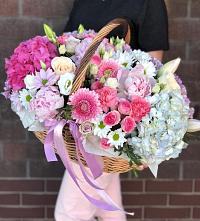 Композиция солнечный день в Эндирее Цветочная композиция из Розы, Хризантемы, Пионы и Лизиантусы в корзине в Эндирее