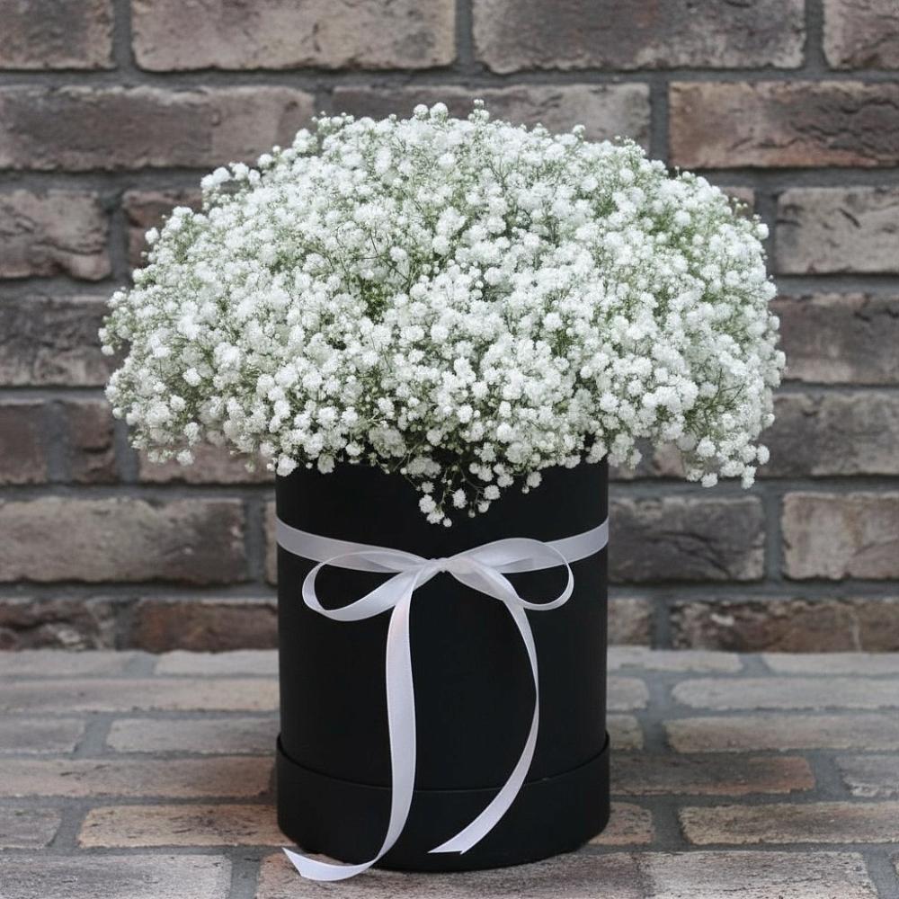 Цветочная композиция из Гипсофила в шляпной коробке в Эндирее