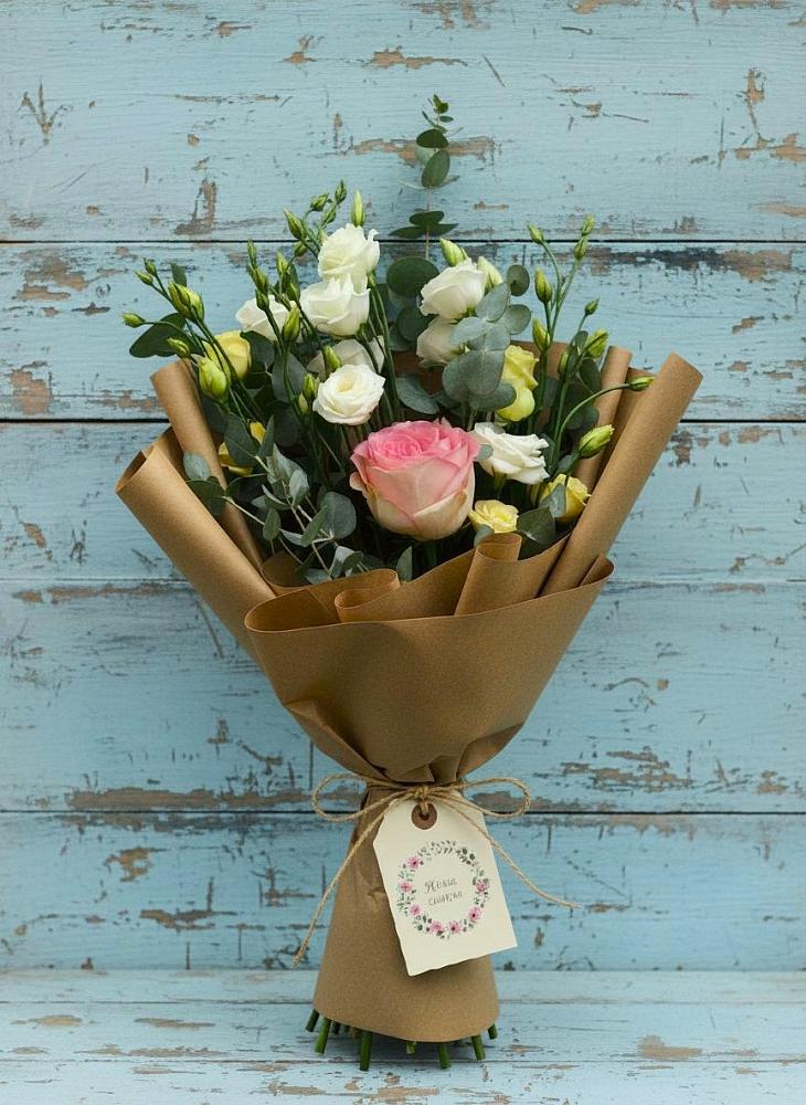 Букет цветов из: Розы и Лизиантусы в Эндирее