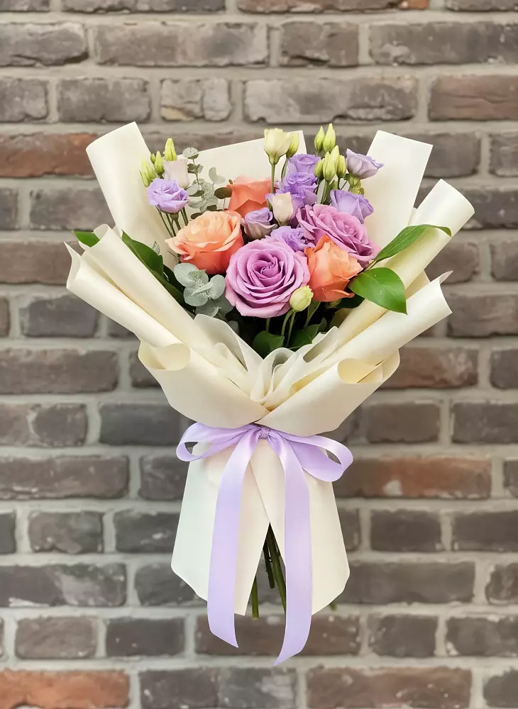 Букет цветов из: Лизиантусы и Розы в Эндирее