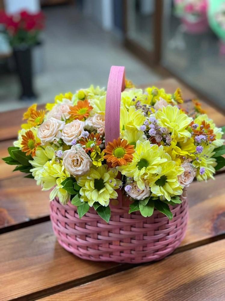 Цветочная композиция из Хризантемы и Розы в корзине в Эндирее