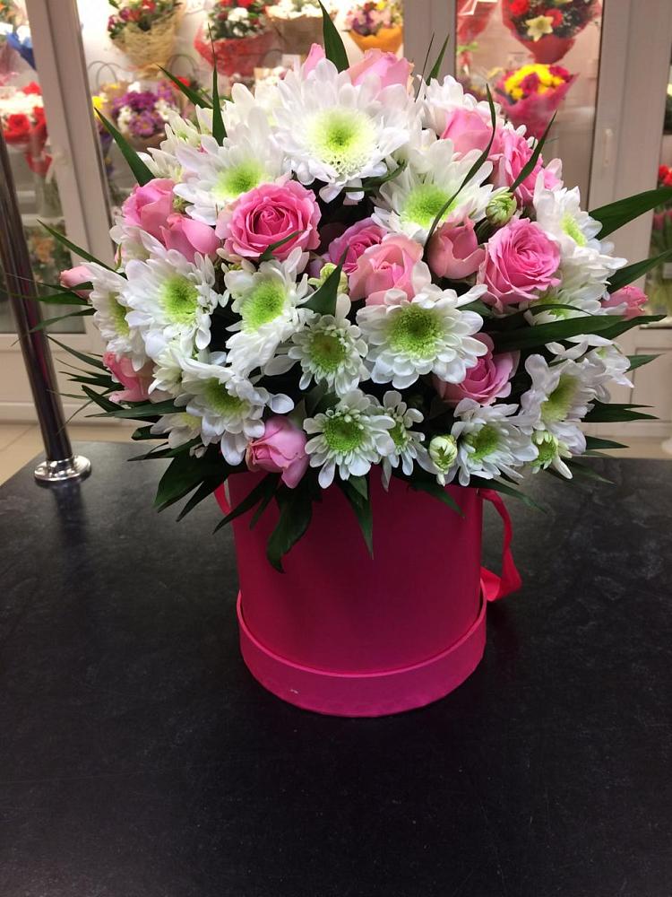 Цветочная композиция из Розы и Хризантемы в шляпной коробке в Эндирее