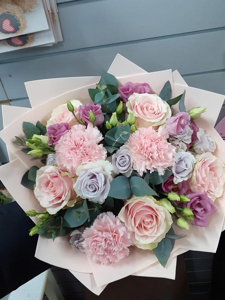 Букет цветов из: Розы, Гвоздики и Лизиантусы в Эндирее