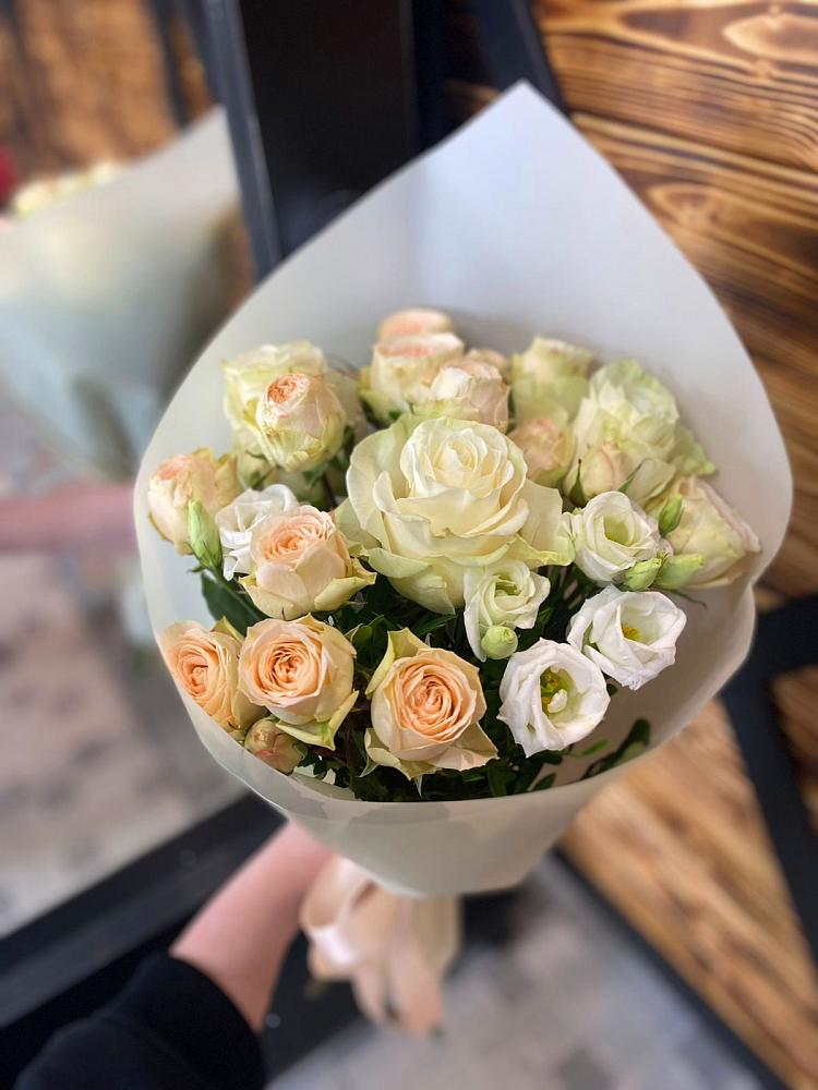 Букет цветов из: Розы и Лизиантусы в Эндирее